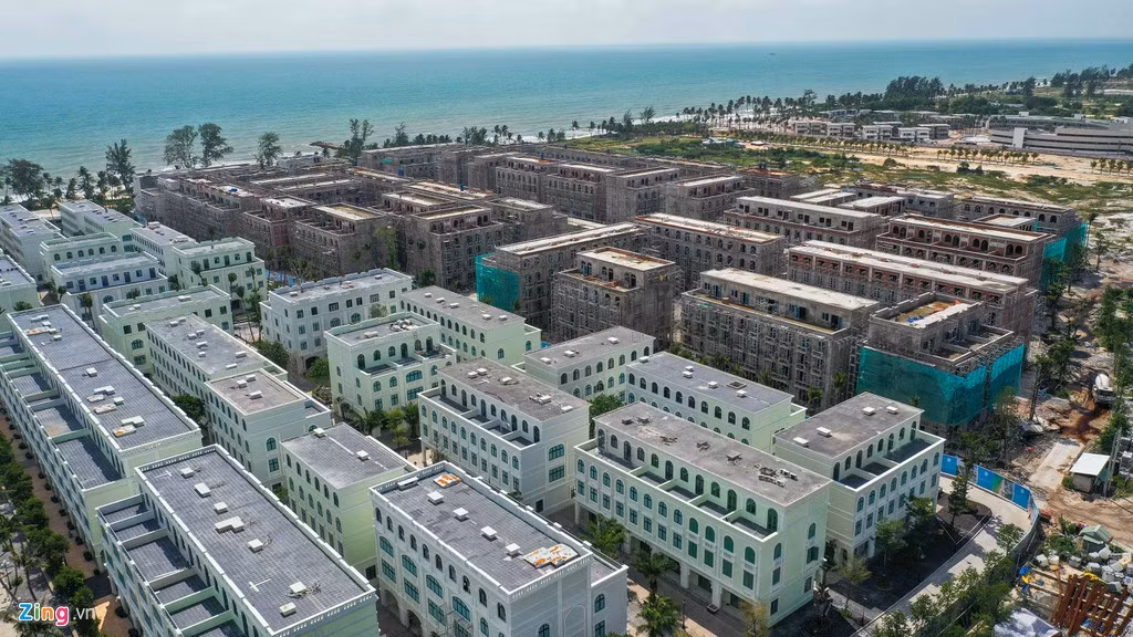 Ngoài Cam Ranh, Phú Quốc cũng là địa điểm thu hút nhiều doanh nghiệp bất động sản lớn cả nước đầu tư xây dựng condotel, biệt thự biển để bán. Các doanh nghiệp lớn đã và đang xây dựng hàng chục dự án lớn, trong đó loại hình nhà phố (shophouse) được xây dựng nhiều tại đây.
