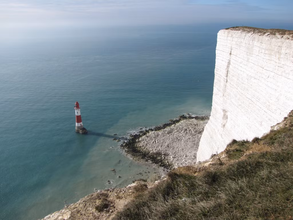 Tuy nhiên, thay vì đến vách núi Beachy Head ngắm cảnh đẹp, một số người lựa chọn gieo mình xuống dưới để kết thúc mạng sống.