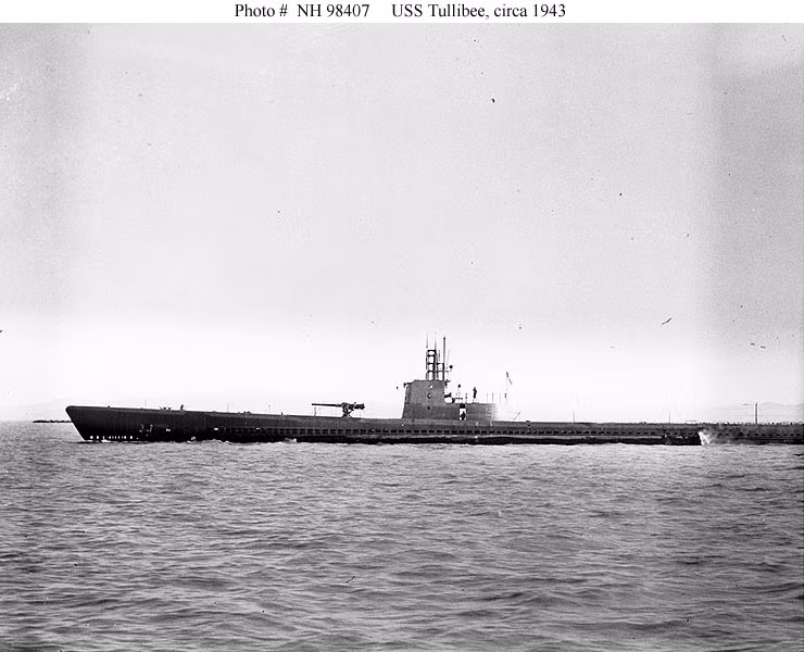 Do các thủy thủ trên tàu ngầm USS Tullibee thiếu kinh nghiệm nên gặp sự cố lớn vào ngày 10/8/1943. Cụ thể, khi phát hiện 4 tàu địch, sĩ quan chỉ huy tàu ngầm USS Tullibee là Charles F. Brindupke ra lệnh phóng 4 ngưa lôi. Những quả ngư lôi nào nhắm vào hai tàu của Nhật Bản.