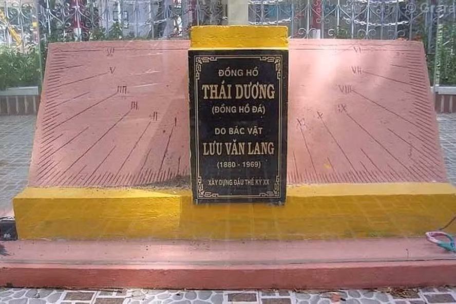 Cách xem giờ của đồng hồ Thái Dương dựa vào bóng nắng Mặt trời. Trên bề mặt có 3 phần: phần giữa là khối hình chữ nhật nhô ra phía trước, hai khối hình vuông cân đối hai bên được ốp bằng gạch tàu, hướng về phía Đông, có vạch số La Mã từ I - XII để chỉ giờ. Ảnh: Lao động.
