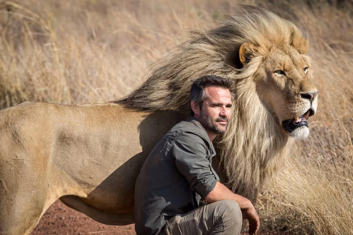 Giống như người rừng Tarzan trong các bộ phim nổi tiếng thế giới, Kevin Richardson sở hữu siêu năng lực đặc biệt là có thể trò chuyện, gần gũi với một số loài động vật.