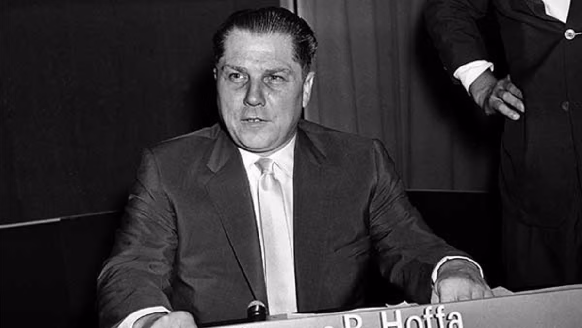 Một vụ mất tích gây chấn động dư luận khác là trường hợp của Jimmy Hoffa. Nhà lãnh đạo công đoàn có sức ảnh hưởng lớn ở Mỹ biến mất một cách bí ẩn ngay tại bãi đỗ xe nhà hàng thuộc thành phố Detroit, Michigan ngày 31/7/1975.