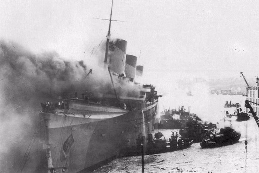 Vào năm 1942, tàu chiến USS Lafayette của hải quân Mỹ bốc cháy và bị lật khi ở cảng tại Manhattan. Trước sự việc này, nhiều người tin rằng đây là hành động phá hoại của những kẻ ủng hộ phát xít.