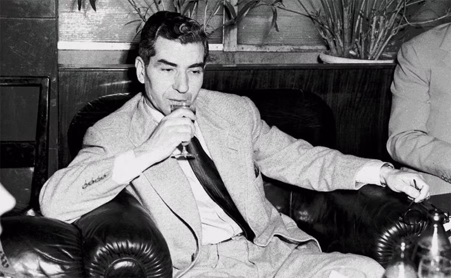 Luciano người đứng đầu gia đình tội phạm Genovese, một trong 5 băng đảng lớn trong thế giới ngầm New York. Vào thời điểm ấy, Luciano đang thụ án 30 - 50 năm tù tại nhà tù Clinton vì ép buộc bán dâm.