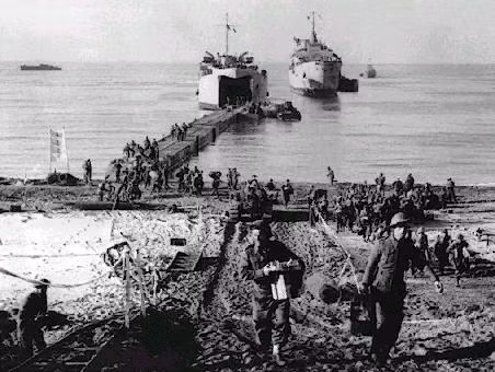 Theo đó, Luciano ra lệnh cho đàn em nếu phát hiện bất cứ hoạt động đáng ngờ nào ở bến cảng đều phải được báo cáo cho giới chức Mỹ. Trùm mafia này cũng đảm bảo công nhân ở bến tàu sẽ không tổ chức đình công.