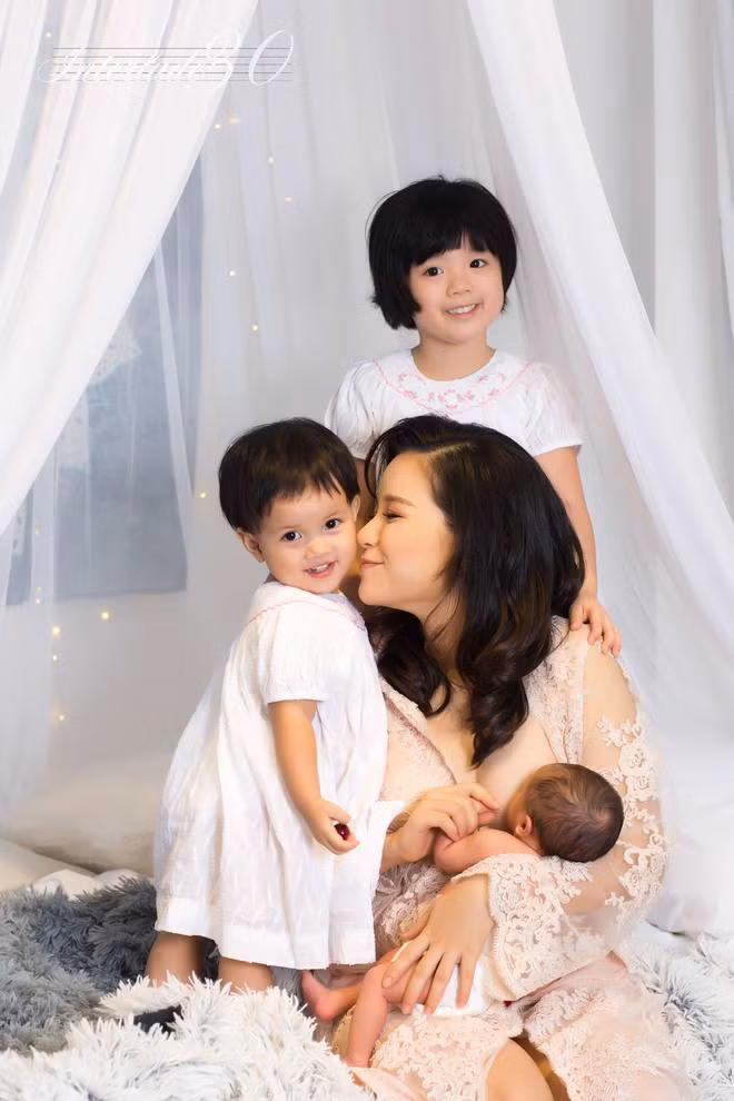 Phủ nhận việc mình là "bà mẹ siêu nhân", Minh Trang cũng thẳng thắn đáp trả rằng trên TV cô là 1 MC nên việc chỉn chu, rạng rỡ hơn so với việc làm 1 bà bầu, làm mẹ của 3 đứa con là chuyện đương nhiên.