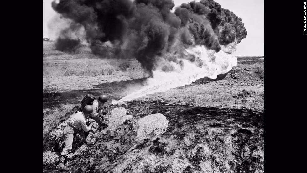 Tháng 4/1951, tướng MacArthur bị Tổng thống Truman sa thải vì phớt lờ mệnh lệnh của ông chủ Nhà Trắng về quyết định liều lĩnh vượt qua vĩ tuyến 38. Tướng Matthew Ridgway, Tư lệnh Sư đoàn lính dù 82 trong Thế chiến 2 được bổ nhiệm thay tướng MacArthur làm Tổng chỉ huy lực lượng Liên Hợp Quốc kể từ đó.