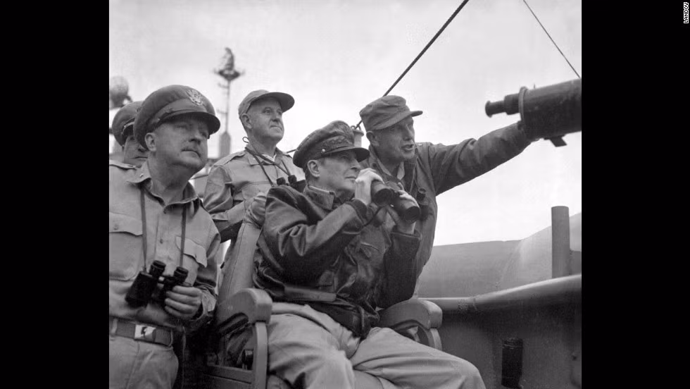 Ngày 27/9/1950, tướng MacArthur (ngồi ghế cầm ống nhòm) nhận được văn bản mật của Tổng thống Mỹ khi ấy là Harry S. Truman nhắc nhở vị tướng này cần thận trọng với các hoạt động quân sự trên bộ khi qua bên kia vĩ tuyến 38.