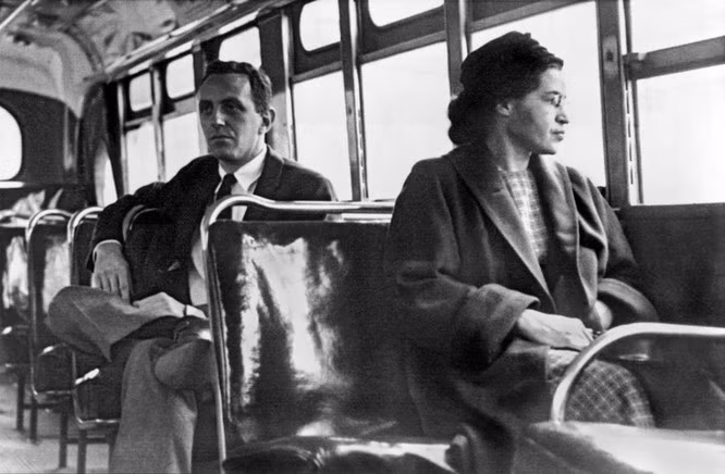 Rosa Park, một người Mỹ đã chiến đấu chống phân biệt chủng tộc, kể cả trên phương tiện giao thông công cộng.