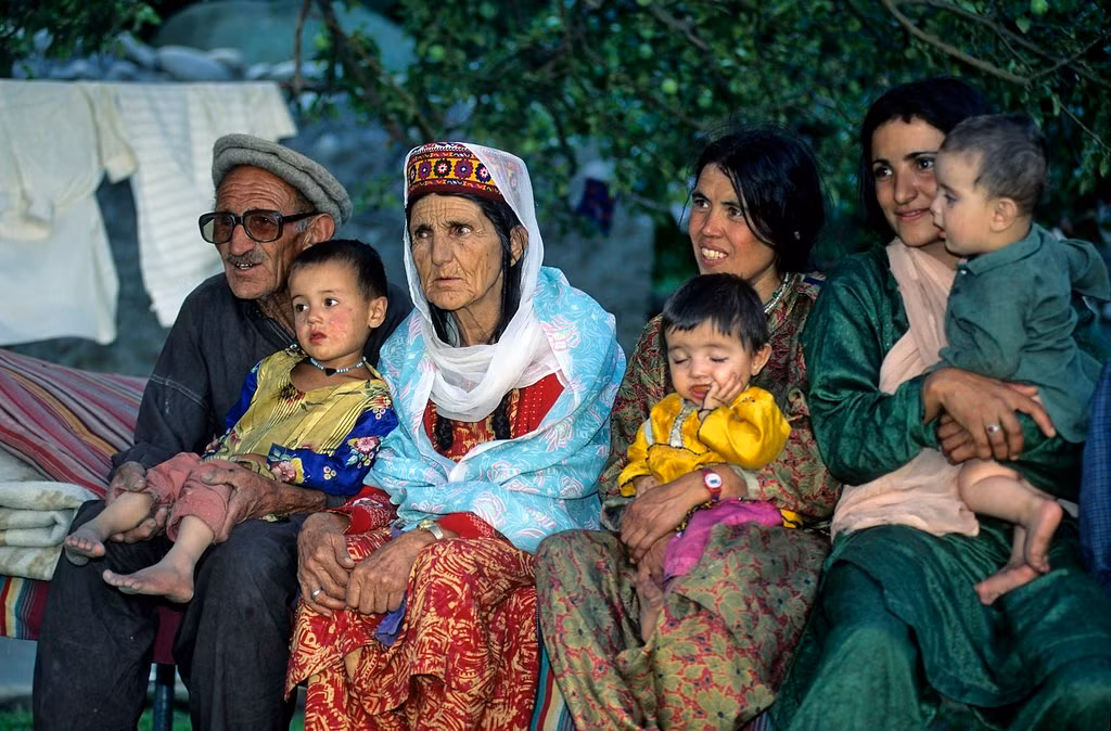 Bộ tộc Hunza gây chú ý khi tuyên bố là hậu duệ của Alexander Đại đế. Họ sinh sống tại nơi đây sau khi nhà cầm quân nổi tiếng của vương quốc Macedonia chinh phục khu vực này.