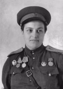 Sinh năm 1916 tại Ukraine, Pavlichenko là tay súng nghiệp dư từ khi còn trẻ. Cô từng tham gia câu lạc bộ bắn súng.