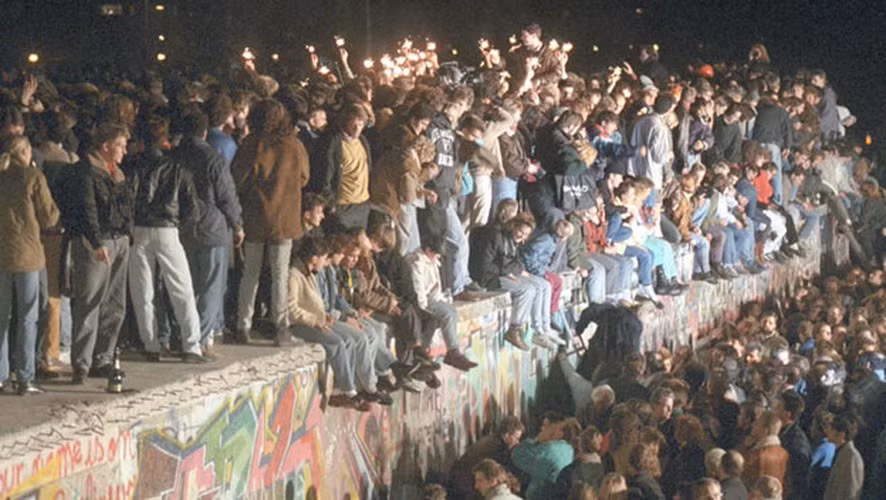 Vào ngày 3/10/1990, gần một năm sau khi Bức tường Berlin sụp đổ, Đông và Tây Đức chính thức hợp nhất và trở thành nước Cộng hòa Liên bang Đức. Video: Thủ đô Berlin rực rỡ đón lễ Giáng sinh và năm mới (nguồn: VTC14)
