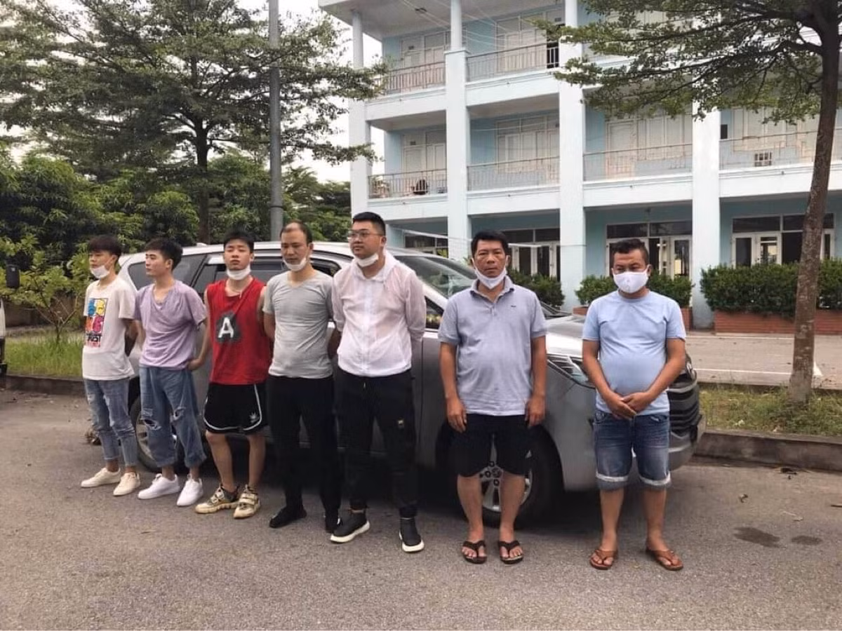 Theo thỏa thuận, mỗi chuyến xe từ Lào Cai vào TP.HCM, A Ma sẽ trả cho Nhàn 25 triệu đồng. Để thực hiện kế hoạch, Nhàn liên hệ với Hưng thuê ôtô từ TP Nha Trang, Khánh Hòa ra Lào Cai để đón số người Trung Quốc vượt biên trái phép. Mỗi chuyến xe Nhàn trả cho Hưng 23 triệu đồng, số còn lại Nhàn giữ lại để tiêu xài cá nhân.