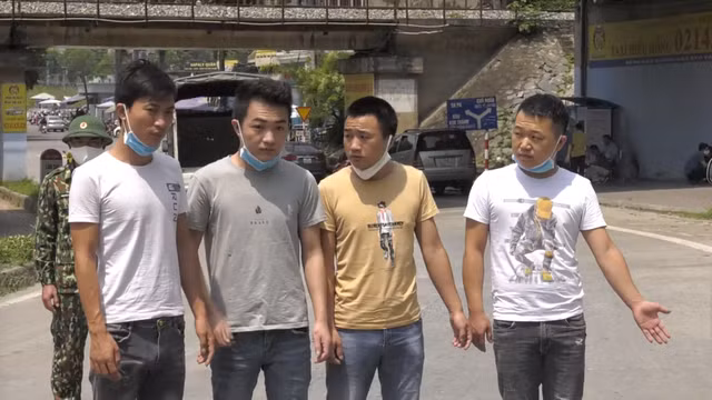 Quá trình đấu tranh, lực lượng biên phòng triệu tập Phùng Thế Anh và Vàng Seo Xóa vì có liên quan. Khai với lực lượng chức năng, Phùng Thế Anh từng là lái xe cho một khách sạn trên địa bàn thành phố nên có quen biết nhiều người Trung Quốc.