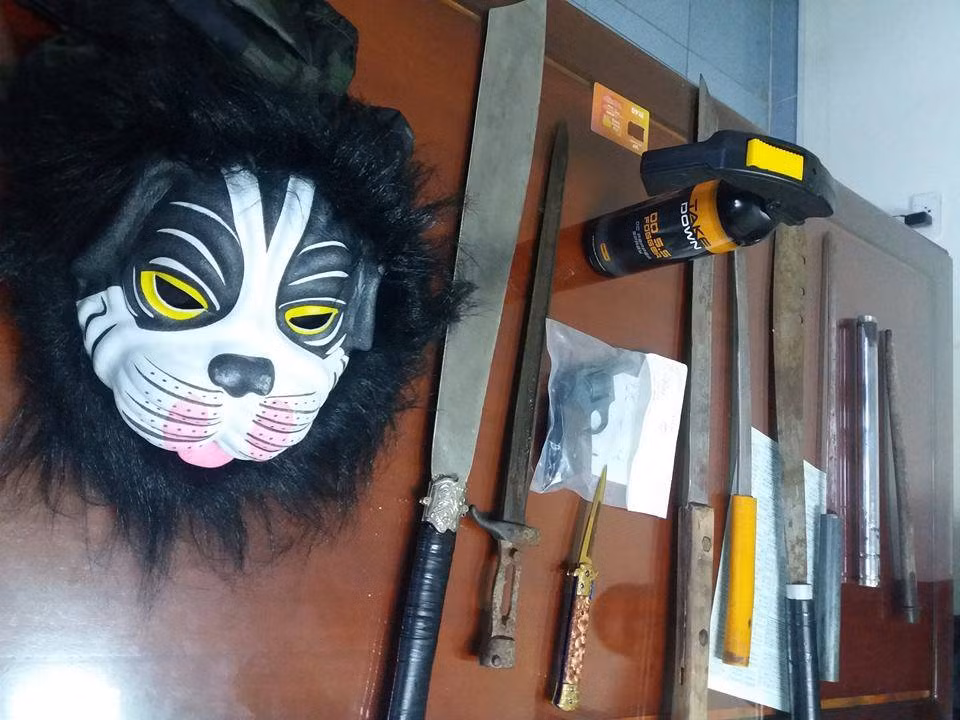 Di tham ban trai, hai co gai bi bat ban vao quan karaoke-Hinh-2
