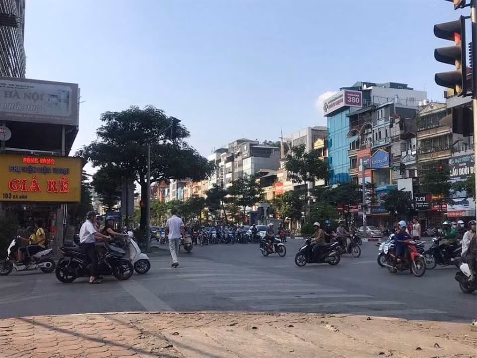 Dan canh va cham giao thong giat tui xach tao ton o Ha Noi