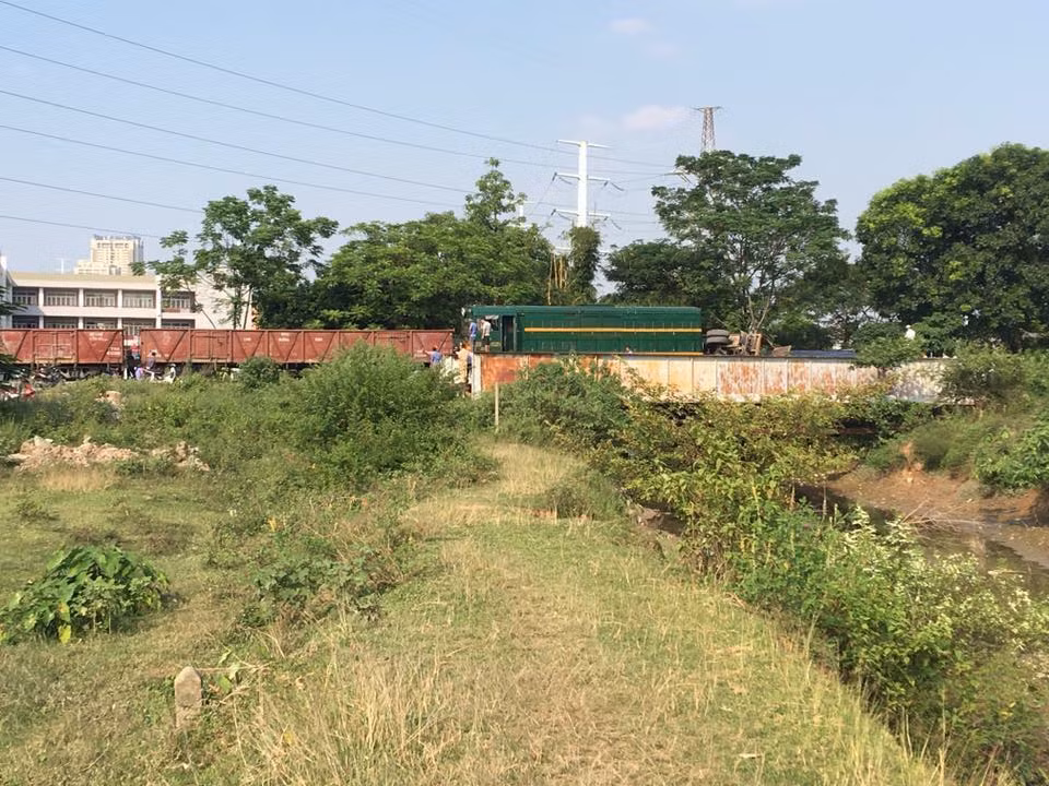 Tau hoa dam o to, 5 nguoi nhap vien cap cuu-Hinh-2