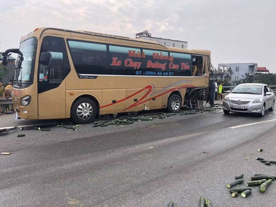 Trước đó, khoảng 15h ngày 28/10, chiếc xe tải biển số 29C-976.53 đang lưu thông trên cao tốc Nội Bài – Lào Cai (hướng Hà Nội), khi đến km 34 + 500 đoạn qua địa phận xã Hoàng Đan (huyện Tam Dương, tỉnh Vĩnh Phúc) đã tông vào đuôi ô tô khách biển số 21B. Ảnh: Tai nạn khiến xe tải lật nghiêng, toàn bộ hàng hóa trên thùng đổ tràn khắp mặt đường, còn ô tô khách biến dạng phần đuôi.