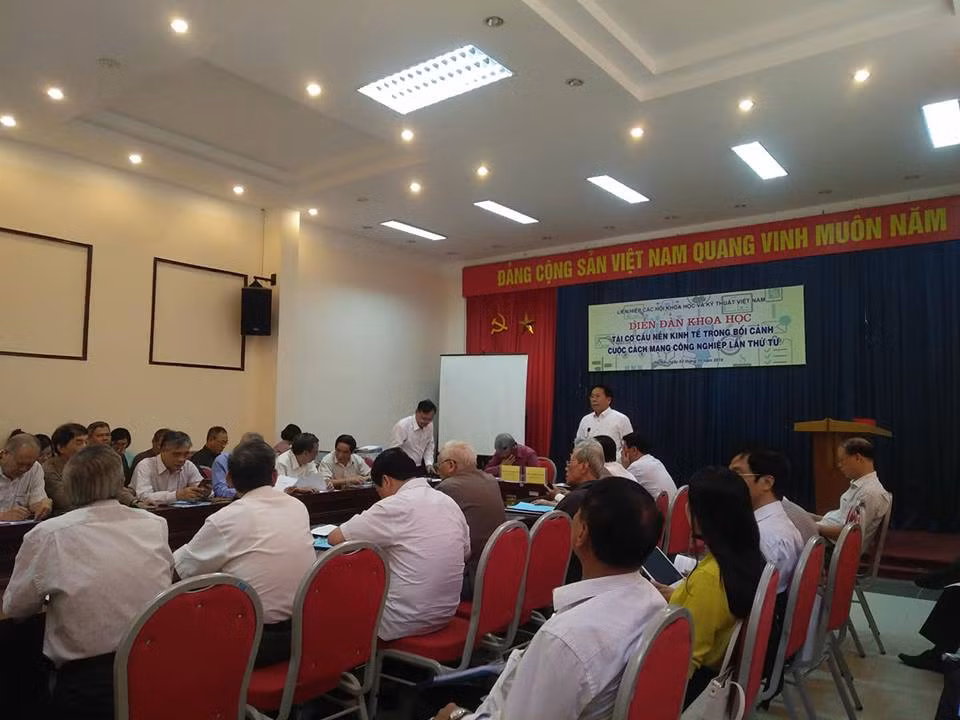Toàn cảnh chương trình diễn đàn "Tái cơ cấu nền kinh tế trong bối cảnh cuộc cách mạng công nghiệp lần thứ tư".