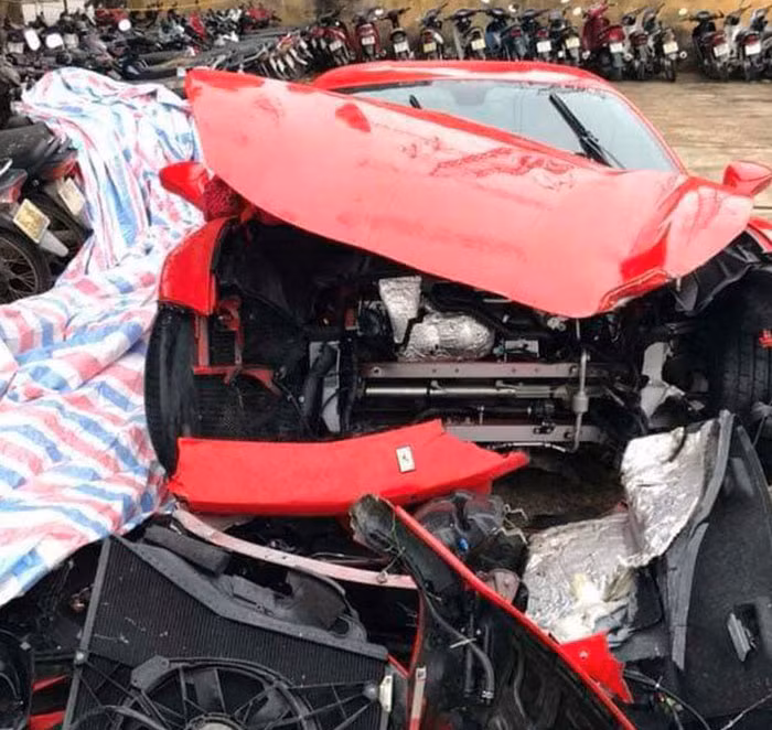Người thân ca sĩ Tuấn Hưng cho biết, do chiếc siêu xe Ferrari được mua bảo hiểm 100% nên mọi sửa chữa, thay thế sẽ do bảo hiểm lo liệu.