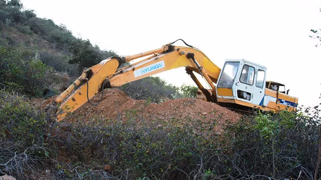 Trong đợt gia hạn thứ 5 (từ 1/1 đến 31/12 năm 2014), đơn vị tìm kiếm đã cho 7 đợt nổ mìn với 372 mũi khoan với tổng lưu lượng thuốc nổ là 1.890 kg nhưng vẫn chưa thấy dấu hiệu có kho báu trong lòng núi. Các thiết bị thăm dò như khoan, đào đều được ông Tiệp triển khai với những phương pháp hiện đại.