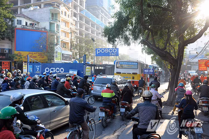 Để phục vụ thi công nhà ga số 7 tuyến đường sắt đô thị Nhổn - Ga Hà Nội, những hàng rào chắn được lập giữa dải phân cách đường Cầu Giấy, khiến mỗi mép đường chỉ còn khoảng 4m.