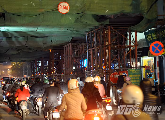 Những ‘nút thắt cổ chai’ liên tiếp trên phố Hoàng Cầu cũng khiến cho việc lưu thông qua đây trong giờ cao điểm gặp nhiều khó khăn.