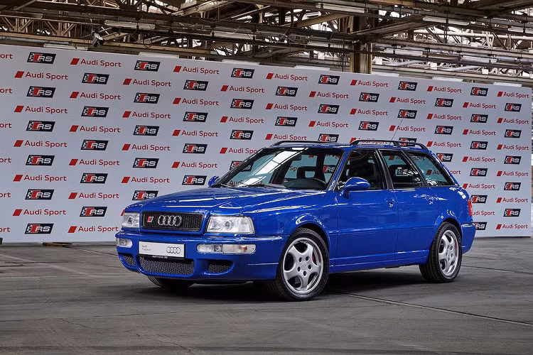 Với sự độc đáo và mối liên hệ chặt chẽ với đường đua, các mẫu Audi mang logo RS luôn được người yêu xe mong chờ xuất hiện và đánh giá cao. Ông Oliver Hoffman - Giám đốc điều hành Audi Sport GmbH chia sẻ: "Tại Audi, 2 chữ cái RS đại diện cho một triết lý được thúc đẩy bởi hành trình hướng tới hiệu năng cực đỉnh và sự hoàn hảo".