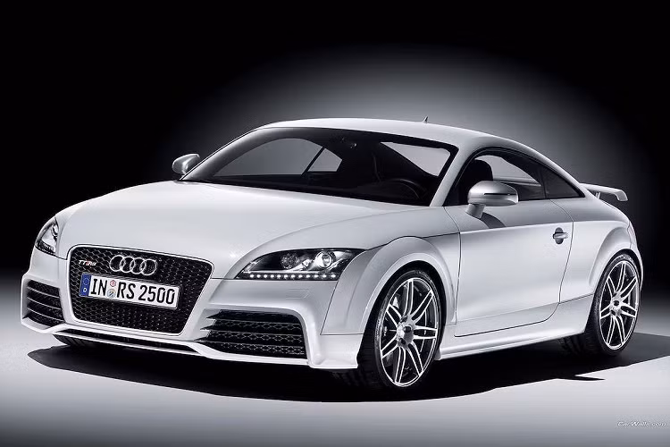 Các biến thể bao gồm Audi RS 2 Avant (1994): 2.2l 5 xi-lanh turbo 326PS, Audi RS 4 Avant (2000): 2.7l V6 biturbo 380PS, Audi RS 6 Sedan and RS 6 Avant (2002): 4.2l V8 biturbo 450PS, Audi RS 4 Sedan (2005), RS 4 Avant (2006)... và mới nhất là Audi RS 5 Sportback (2018): 2.9l V6 biturbo 450PS. 