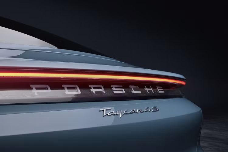Porsche Taycan 4S mới sẽ có công suất lên tới 522 mã lực, nhưng khách hàng có thể mua pin dung lượng cao Performance Battery Plus 93,4kWh để đẩy con số này lên tối đa 563 mã lực.