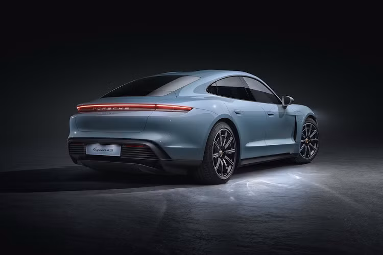 Tại Mỹ, giá xe điện Porsche Taycan S là 187.610 USD (tương đương 4,35 tỷ đồng) - đắt hơn một chút so với chiếc Panamera Turbo S E-Hybrid trục cơ sở ngắn hiện tại (185.450 USD). Trong khi đó bản Taycan Turbo có giá rẻ hơn là 153.310 USD (tương đương 3,55 tỷ đồng).