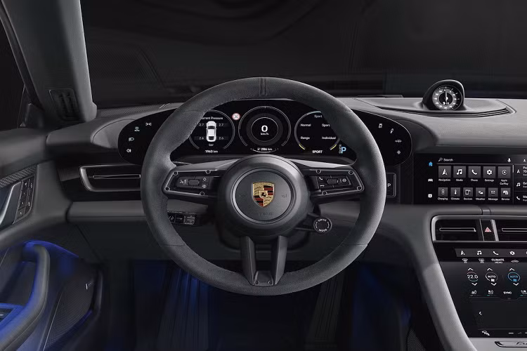 So với chiếc Taycan Turbo rẻ nhất mạnh 671 HP, chiếc xe yếu hơn 108 mã lực và còn thấp hơn tới 187 mã lực nếu đứng cạnh Taycan Turbo S. Với pin thường 79,2kWh, Taycan 4S có tầm hoạt động 405km và tăng lên thành 93,4kWh với pin dung lượng cao, đo theo chuẩn WLTP.