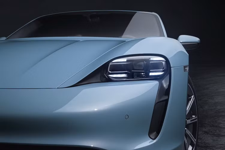 Không phải khách hàng nào cũng cần tới hiệu năng vận hành cực cao của các bản Taycan Turbo hay đủ điều kiện tài chính mua chúng, chính vì vậy Porsche vừa bổ sung thêm một model mới cho dòng xe điện đầu tiên của mình là Taycan 4S.