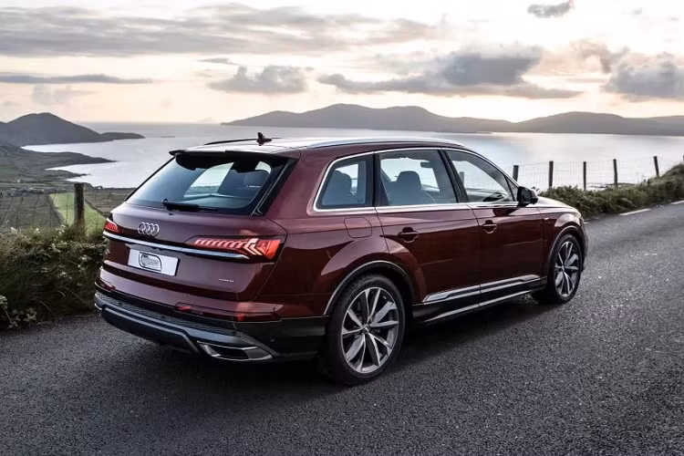 Đuôi xe cũng được tinh chỉnh lại. Những điểm mới của mẫu SUV hạng sang Audi Q7 bao gồm cụm đèn hậu được thiết kế lại sắc sảo hơn và nối liền mạch với nhau bằng một dải chrome tinh tế, một phong cách quen thuộc có thể tìm thấy trên dòng sedan flagship A8. Đi cùng là bộ mâm 5 chấu kép 19 inch mới, làm nổi bật vóc dáng cho "anh cả" nhà Q-Series.