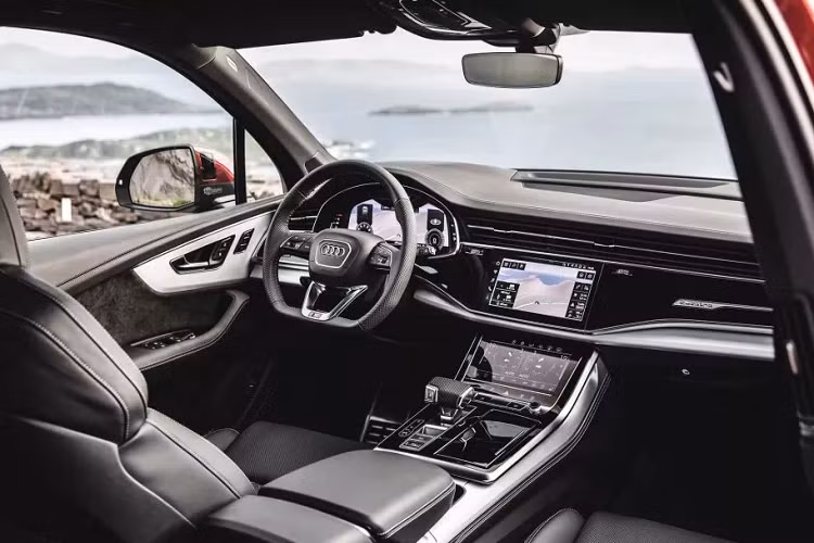 Buồng lái Q7 nổi bật với hai màn hình hỗ trợ lái Audi Virtual Cockpit và cảm ứng trung tâm cỡ lớn tích hợp hệ thống giải trí MMI (Multimedia Interface) và hệ thống hỗ trợ hành trình thích ứng mới nhất, khi tắt màn hình cảm ứng trung tâm dường như vô hình trên bề mặt táp-lô phía trước bởi màu đen liền mạch với tổng thể.