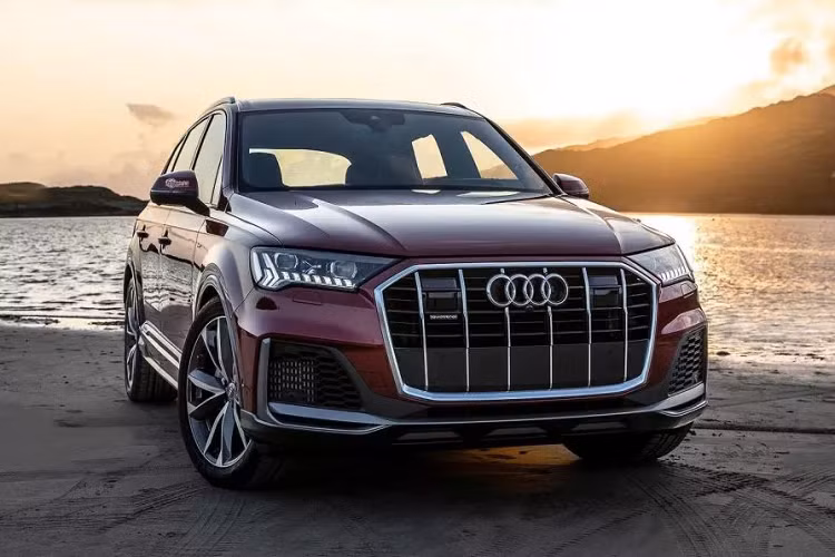 Mẫu xe Audi Q7 2020 facelift được đổi mới toàn diện. Thoạt nhìn, Q7 mới có thiết kế phần đầu mang nhiều đường nét tương đồng với người anh em SUV Coupe Q8. Phần đầu xe được trang bị cụm lưới tản nhiệt ‘’Singleframe’’ hình bát giác cỡ lớn mới, trang bị cụm đèn pha công nghệ HD Matrix LED và cả có tùy chọn đèn pha Laser tiên tiến.