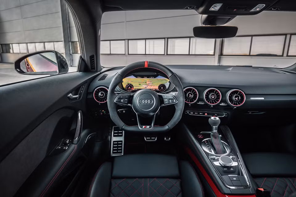 Nội thất T 2019 được hãng xe sang Audi rang bị tùy chọn nội thất bọc da đỏ chần chỉ màu xám tương phản và nội thất bọc da đen mun chần chỉ đỏ.
