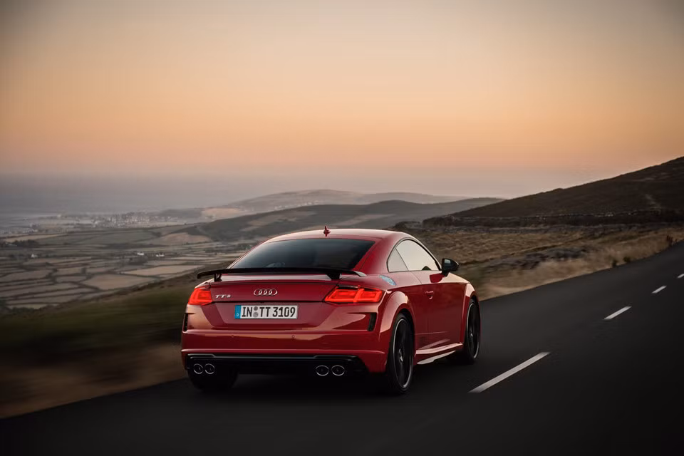 Audi TTS Competition vẫn sử dụng động cơ tăng áp TFSI 4 xy-lanh 2.0L, sản sinh công suất 302 mã lực và mô-men xoắn 400 Nm tại 2.000 vòng/phút. Chỉ có một lựa chọn duy nhất cho hộp số là hộp số ly hợp kép 7 cấp. TTS Coupe có thể tăng tốc 0-100 km/h trong 4,5 giây (4,8 giây đối với bản Roadster) và tốc độ tối đa được giới hạn điện tử ở 250 km/h.