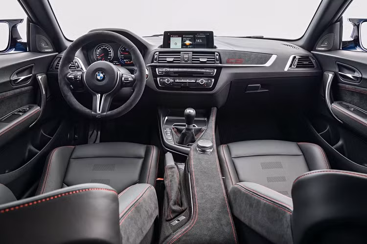Bước vào không gian nội thất, BMW M2 CS 2020 một lần nữa khẳng định chất thể thao của mình khi sở hữu bộ ghế bọc da Alcantara với chỉ khâu tương phản cùng điếm nhấn ký tự 3 màu trên tựa gối biểu tượng của M-Performance.