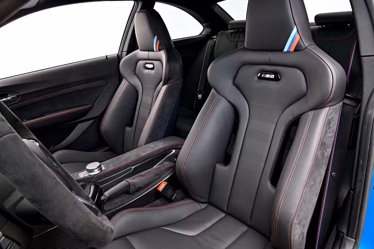 Vô lăng cũng được bọc da Alcantara, cánh cửa ốp sợi carbon và điểm nhấn CS trên bảng điều khiển trung tâm.