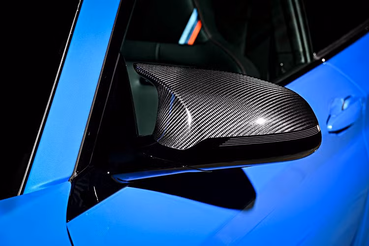  Bên cạnh đó, xe còn sử dụng rất nhiều chi tiết bằng sợi carbon để tối ưu hoá trọng lượng như bộ cản dưới phía trước, cánh lướt gió, mui xe, bộ khuếch tán sau và gương... 