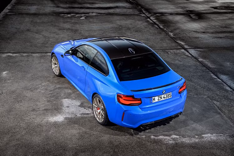 Ngoài khối động cơ khủng kể trên, BMW 2-Series Coupe mới còn được tích hợp nhiều trang bị xịn xò như hệ thống treo thích ứng M-Performance, hệ thống ống xả thể thao với các van điều khiển đện tử.