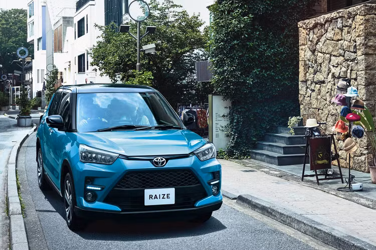 Toyota Raize được trang bị gói tổ hợp công nghệ an toàn Smart Assist, bao gồm các chức năng như tự động phanh tránh va chạm (Crash Avoidance Braking Function), ngăn chặn việc đạp nhầm chân ga (Erroneous Start Prevention Function), kiểm soát hành trình chủ động (Adaptive Cruise Control) và hỗ trợ đỗ xe (Smart Panorama Parking Assist). Tại Nhật Bản, giá xe Toyota Raize bán ra 3 phiên bản khác nhau với mức khởi điểm từ 1.679.000 yen (khoảng 359 triệu đồng).
