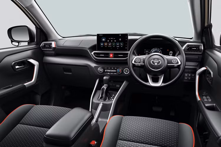 Toyota Raize hoàn toàn mới vận hành bằng động cơ xăng 3 xy lanh 1KR-VET có dung tích 1.0L và tích hợp turbo tăng áp, có khả năng sản sinh lượng công suất 97 mã lực tại 6.000 vòng/phút nhờ đạt được mô men xoắn cực đại 140 Nm tại dải vòng tua 2.400 – 4.000 vòng/phút.