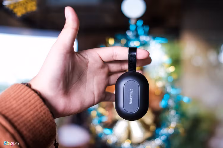 Spunky Beat là một trong những sản phẩm như vây. Hộp của nó được làm nhỏ gọn giống Galaxy Buds. Chiếc hộp này dùng chất liệu nhựa cho cho cảm giác cầm khá êm tay. Ngoài ra, thiết bị còn có một dây móc da để người dùng móc vào chìa khoá hay nơi nào mà bạn muốn. 