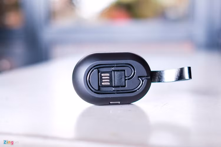 Phía dưới hộp tích hợp sẵn dây USB-A. Bạn có thể cắm vào máy tính hay sạc dự phòng của mình. 