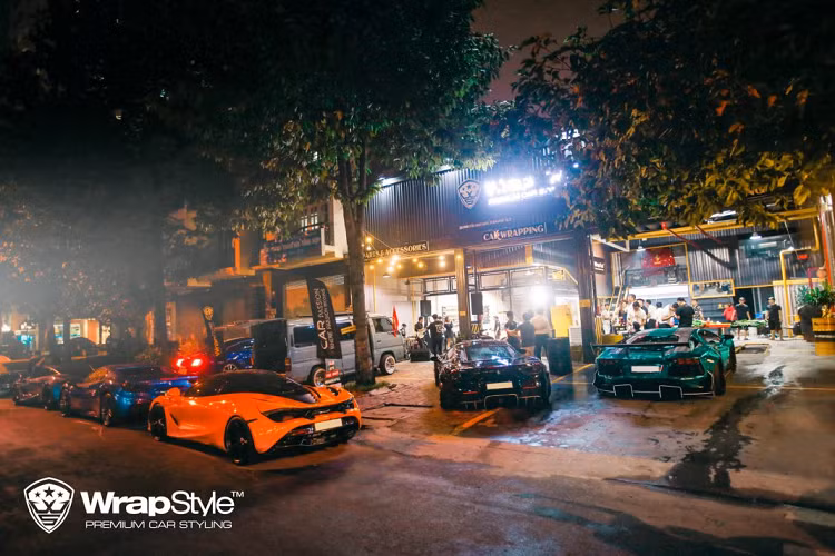 Những bếp than nướng khói bốc lên nghi ngút và một sân khấu “cây nhà lá vườn” là đủ để những thành viên CarPassion ngắm nhìn dàn siêu xe trăm tỷ và có cơ hội để gặp mặt, ngồi lại chia sẻ về những câu chuyện phía sau tay lái của các “chiến mã” mãnh mẽ hàng đầu thế giới hiện nay.