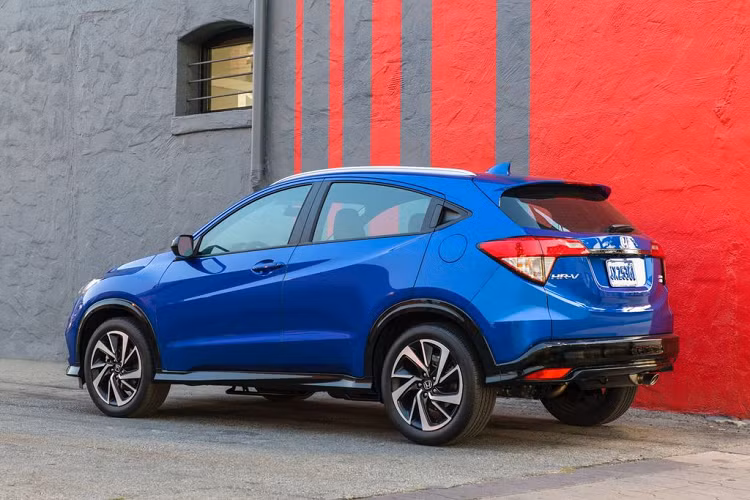 Trong khi đó, các phiên bản HR-V EX AWD và LX AWD năm nay còn tăng từ 450 - 500 USD (khoảng 10,8 đến 12 triệu đồng). Riêng phiên bản cao nhất Touring AWD có mức tăng 450 USD (khoảng 10,8 triệu đồng).