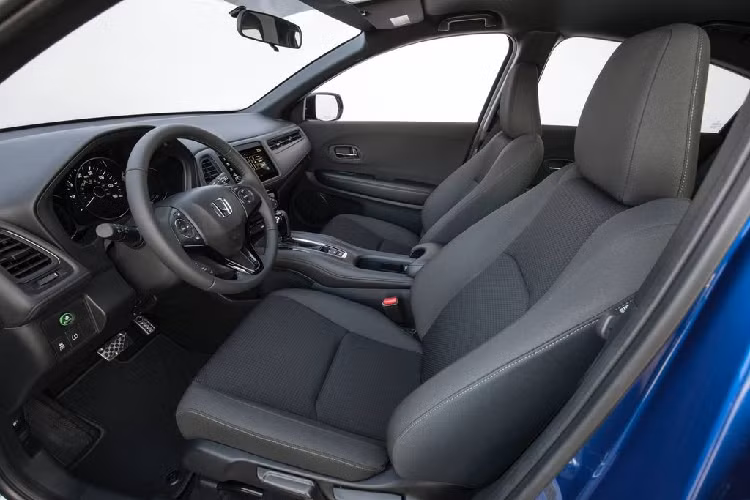 Đáng tiếc là HR-V 2020 sẽ chỉ có phiên bản hộp số tự động CVT thay vì tuỳ chọn số sàn 6 cấp như phiên bản 2019.
