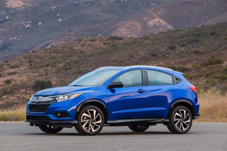 Cụ thể, phiên bản thấp nhất của mẫu Honda HR-V nâng cấp 2020 là bản EX FWD với giá khởi điểm từ 21.915 USD (khoảng 526 triệu đồng), tức tăng 400 USD so với mẫu 2019. 